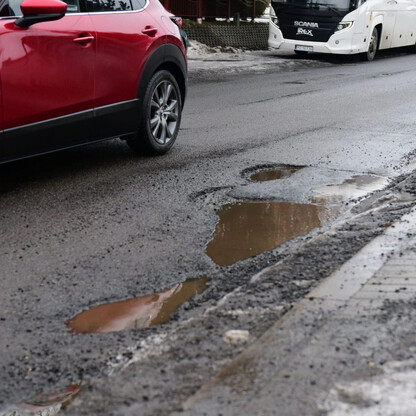Nowo wyremontowana droga wojewódzka w Beskidzie Żywieckim, odcinek Czernichów - Oczkowo, w trakcie modernizacji. (wygenerowano przez AI)