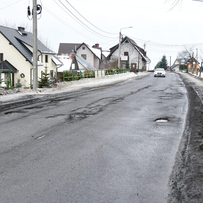 Nowo wyremontowana droga wojewódzka nr 948 w Beskidzie Żywieckim, zmodernizowana w ramach strategii rozwoju infrastruktury drogowej. (wygenerowano przez AI)