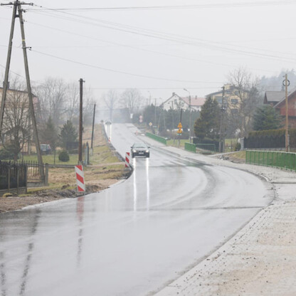 Nowo wyremontowana droga wojewódzka nr 948 w Beskidzie Żywieckim, zmodernizowana w ramach strategii rozwoju turystyki i gospodarki. (wygenerowano przez AI)