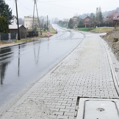 Nowo wyremontowana droga wojewódzka nr 948 w Beskidzie Żywieckim, odcinek Czernichów - DW 946 w Żywcu - Oczkowie. (wygenerowano przez AI)