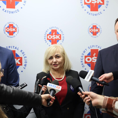 Zebrała się grupa osób z różnych dziedzin, w tym oficjalnych i medycznych, przedstawiających nowy ośrodek laserowego leczenia oczu w Szpitalu Kolejowym w Katowicach. (wygenerowano przez AI)