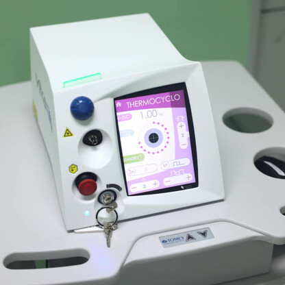 Nowoczesny laser Thermocyclo w centrum laserowego leczenia oczu w Katowicach. (wygenerowano przez AI)