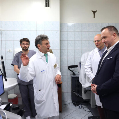 Zebrała się grupa medycznych profesjonalistów i oficjalnych osób w nowoczesnym centrum laserowego leczenia oczu w Katowicach, omawiając projekt Europejskiego Centrum Okulistyki. (wygenerowano przez AI)