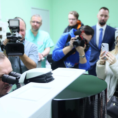 Otwarcie Centrum Laserowego Leczenia Oczu w Katowicach, wspierane przez Marszałka Województwa Śląskiego i lokalnych władz. (wygenerowano przez AI)