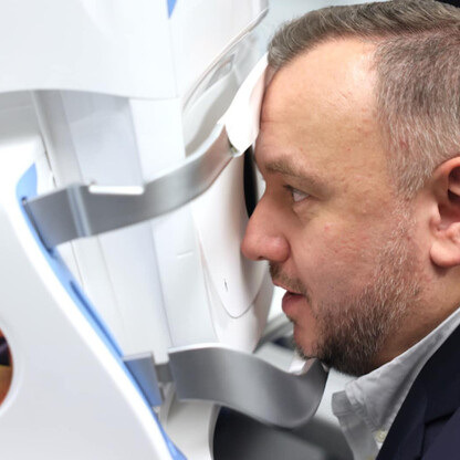 Mężczyzna poddany badaniu wzroku za pomocą laserowej technologii w nowo otwartym Centrum Laserowego Leczenia Oczu w Katowicach. (wygenerowano przez AI)