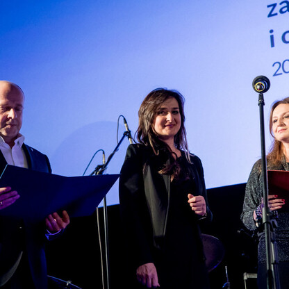 Na zdjęciu widoczni są laureaci Nagród Marszałka Województwa Śląskiego w dziedzinie kultury, wręczani na ceremonii w kinoteatrze Rialto. (wygenerowano przez AI)