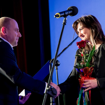 Wernisaż nagród Marszałka Województwa Śląskiego w kinoteatrze Rialto. Uroczystość wręczenia nagród dla twórców kultury. (wygenerowano przez AI)