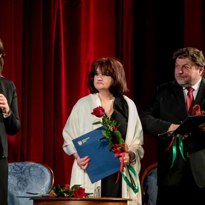 Formalna uroczystość wręczenia nagród kulturalnych w Katowicach, gdzie marszałek Silesia, Jakub Chełstowski, i jego współpracownicy uhonorowali twórców i działaczy kultury. (wygenerowano przez AI)