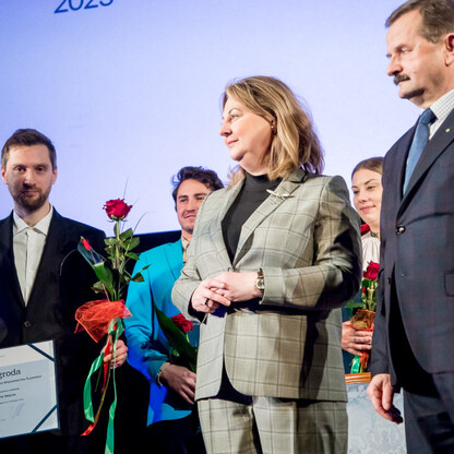 Grupa osób otrzymuje nagrody w ramach Marszałkowskich Nagród Kultury Województwa Śląskiego, uroczystość odbywa się w Katowicach. (wygenerowano przez AI)