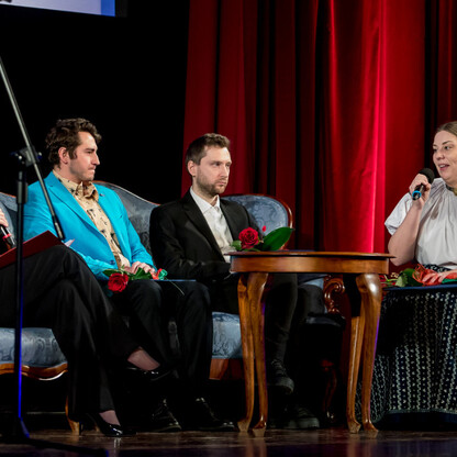 Panel dyskusyjny podczas uroczystości wręczenia nagród Marszałka Województwa Śląskiego Culture Awards w kinoteatrze Rialto. (wygenerowano przez AI)