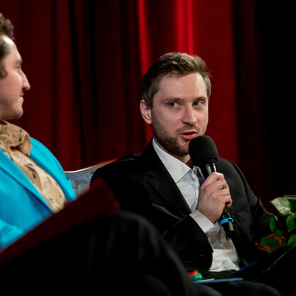Panel laureatów Marszałkowskich Nagród Kultury Śląska na scenie w kinoteatrze Rialto. (wygenerowano przez AI)