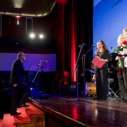 Formalna uroczystość wręczenia nagród Marszałka Województwa Śląskiego w kinoteatrze Rialto. (wygenerowano przez AI)