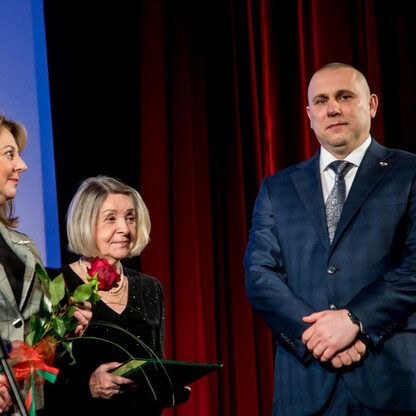 Formalna uroczystość wręczenia nagród w Katowicach, gdzie laureaci kultury otrzymują wyróżnienia za swoje osiągnięcia. (wygenerowano przez AI)