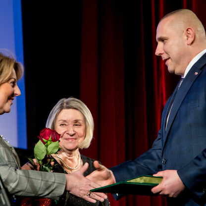 Wernisaż nagród Marszałka Województwa Śląskiego w kinoteatrze Rialto. Uroczystość wręczenia nagród dla twórców kultury i młodych artystów. (wygenerowano przez AI)