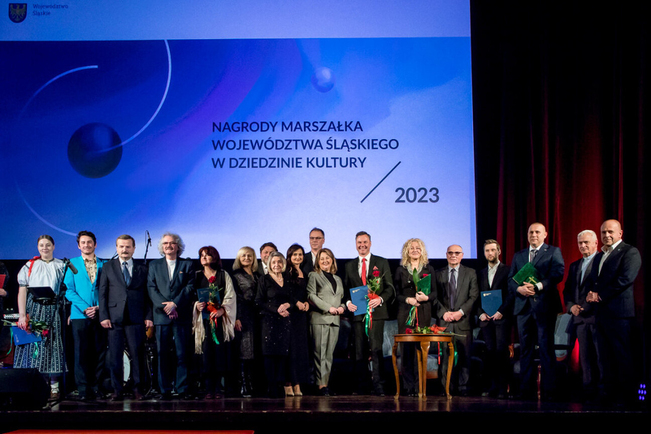 Formalna uroczystość wręczenia nagród w Katowicach, gdzie laureaci kultury otrzymują wyróżnienia. (wygenerowano przez AI)
