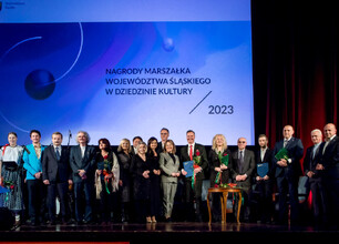 Formalna uroczystość wręczenia nagród w Katowicach, gdzie laureaci kultury otrzymują wyróżnienia. (wygenerowano przez AI)