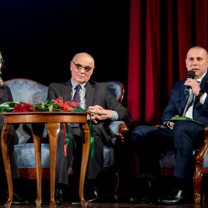 Formalna uroczystość wręczenia nagród w Katowicach, gdzie laureaci kultury otrzymują wyróżnienia. (wygenerowano przez AI)