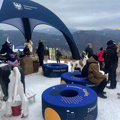 Widoczna jest scena zimowego festiwalu w Ustroniu, organizowanego w ramach projektu Beskidy Winter GO. W namiocie 