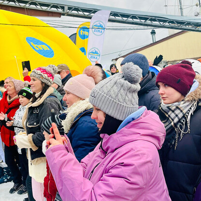 Zima w Ustroniu: Festyn zimowy zorganizowany przez Województwo Śląskie. (wygenerowano przez AI)