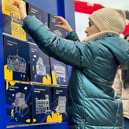 Dziecko w niebieskim płaszczu i beżowym kapeluszu uczestniczy w projekcie edukacyjnym w Szczyrk Mountain Resort. (wygenerowano przez AI)