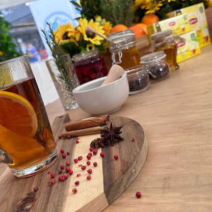 Zima w Szczyrku: Festiwal naturalnych produktów i ciepłych napojów. (wygenerowano przez AI)