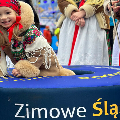 Młoda dziewczyna w tradycyjnym stroju zimowym uczestniczy w festiwalu 