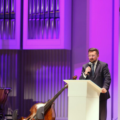 Koncert noworoczny w Filharmonii Śląskiej, gdzie parlamentarzyści i przedstawiciele samorządów uhonorowani zostali w obecności ministera przemysłu. (wygenerowano przez AI)