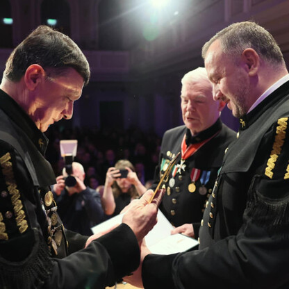 Formalna ceremonia z odznaczeniami w Filharmonii Śląskiej. (wygenerowano przez AI)