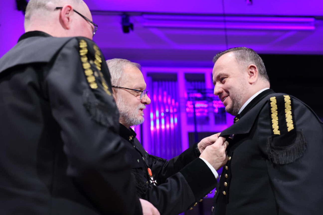 Formalny koncert noworoczny w Filharmonii Śląskiej, gdzie dyrygent prowadzi orkiestrę, a publiczność śledzi muzykę. (wygenerowano przez AI)