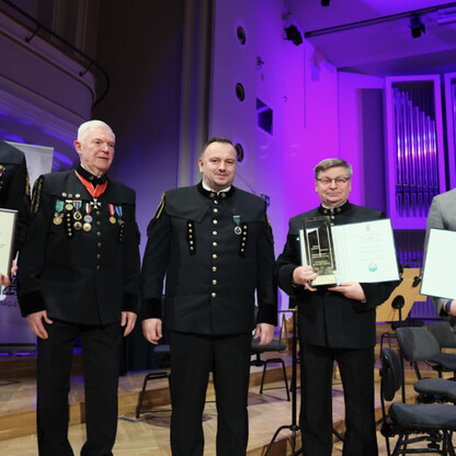 Formalna uroczystość wręczenia nagród w Filharmonii Śląskiej w Katowicach. (wygenerowano przez AI)