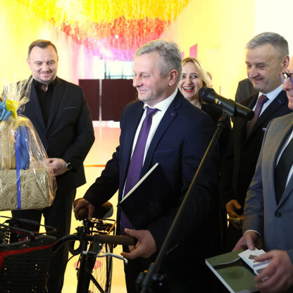 Uroczyste otwarcie Pszczynskiego Centrum Kultury, marszałek Jakub Chełstowski i burmistrz Dariusz Skrobol uczestniczą w ceremonii. (wygenerowano przez AI)