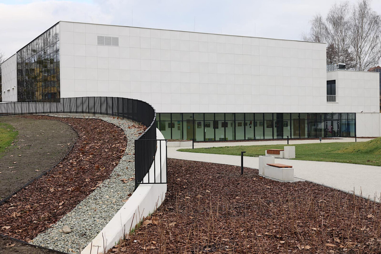 Pszczyńskie Centrum Kultury, nowoczesny budynek z dużymi oknami i zieleńią. (wygenerowano przez AI)