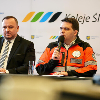 Podczas konferencji prasowej Łukasz Pach, dyrektor Silesia Railways, omawia sukces 