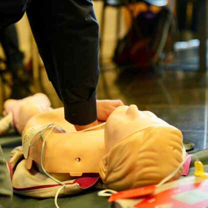 CPR treningowy manekin na stole, przygotowany do szkolenia w pierwszej pomocy. (wygenerowano przez AI)
