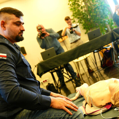 Na zdjęciu: szkolenie z pierwszej pomocy w Katowicach, zorganizowane przez Koleje Śląskie i Wojewódzkie Pogotowie Ratunkowe. (wygenerowano przez AI)