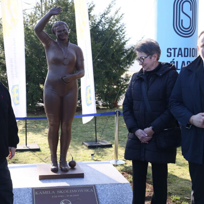 Pomnik Kamili Skolimowskiej odsłonięty przed Stadionem Śląskim w Bytomiu. (wygenerowano przez AI)