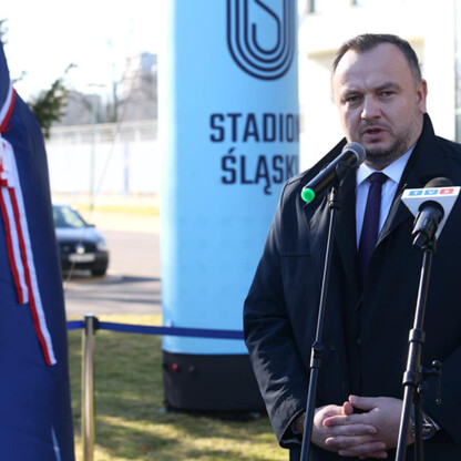 Jakub Chełstowski, marszałek Śląska, przemawia na uroczystości odsłonięcia pomnika Kamili Skolimowskiej. (wygenerowano przez AI)
