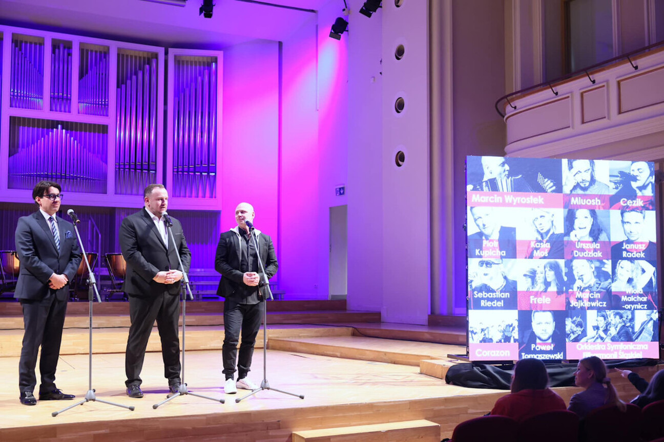 W czasie konferencji prasowej przedstawiono projekt "Tradycyja", gdzie Marcin Ryś i Joanna Pasierbek-Konieczny zaprezentują nowatorskie aranżacje śląskich pieśni. (wygenerowano przez AI)
