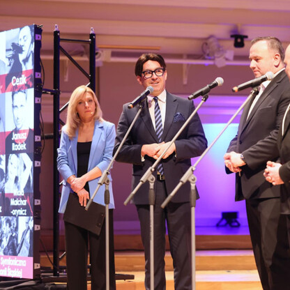 Zdjęcie przedstawia scenę z konferencji prasowej przed koncertem 