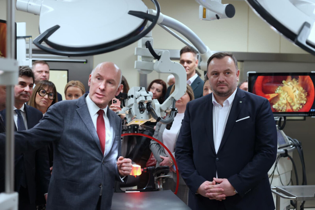 Nowoczesny blok operacyjny neurochirurgii w Sosnowcu, finansowany przez Województwo Śląskie, zmodernizowany w 2019 roku. (wygenerowano przez AI)