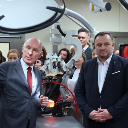 W nowoczesnym bloku operacyjnym neurochirurgicznym w Wojewódzkim Szpitalu Specjalistycznym nr 5 św. Barbary w Sosnowcu demonstruje nowe technologie. (wygenerowano przez AI)