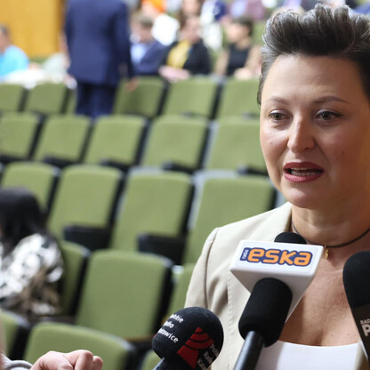 W konferencji prasowej w Sosnowcu otwierany jest nowoczesny blok operacyjny neurochirurgii. (wygenerowano przez AI)