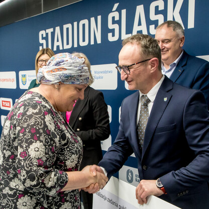 Grzegorz Boski, wicemarszałek Województwa Śląskiego, wręcza symboliczne czeki na Stadionie Śląskim. (wygenerowano przez AI)
