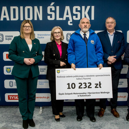 Grzegorz Boski, wicemarszałek województwa, wręcza symboliczne czeki na Stadion Śląski. (wygenerowano przez AI)