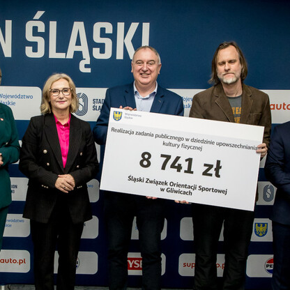 Grzegorz Boski, wicemarszałek Województwa Śląskiego, wręcza symboliczne czeki na Stadionie Śląskim. (wygenerowano przez AI)