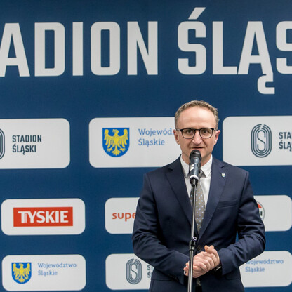 Grzegorz Boski, Wicemarszałek Województwa Śląskiego, przemawia na konferencji prasowej w Stadionie Śląskim. (wygenerowano przez AI)