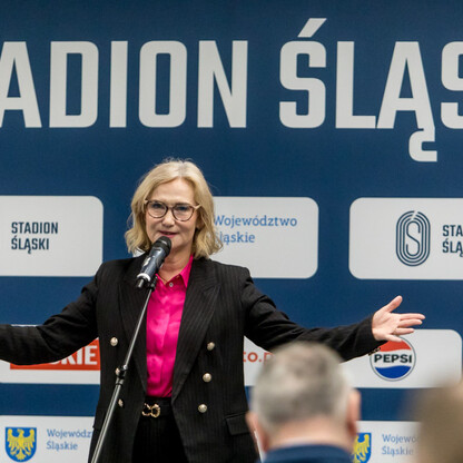 Na stadionie Śląskim w Katowicach odbyła się uroczystość wręczenia czeków na fundusze dla organizacji promujących kulturę fizyczną i bezpieczeństwo publiczne. (wygenerowano przez AI)