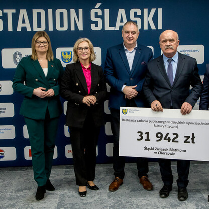 Grzegorz Boski, wicemarszałek Województwa Śląskiego, wręcza symboliczne czeki na Stadionie Śląskim. (wygenerowano przez AI)