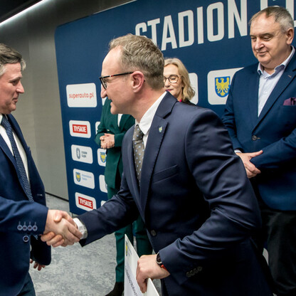 Grzegorz Boski, wicemarszałek województwa, wręcza symboliczne czeki na Stadionie Śląskim. (wygenerowano przez AI)