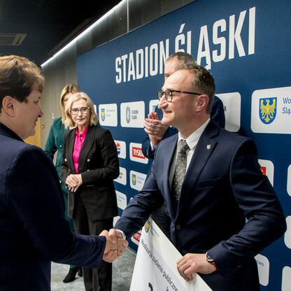 Grzegorz Boski, wicemarszałek województwa, wręcza symboliczne czeki na Stadionie Śląskim. (wygenerowano przez AI)